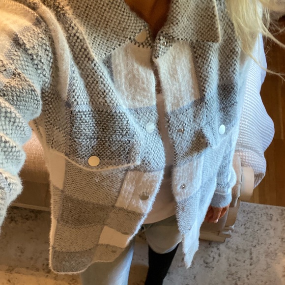 New๐Super soft plaid button shacket - Picture 4 of 7